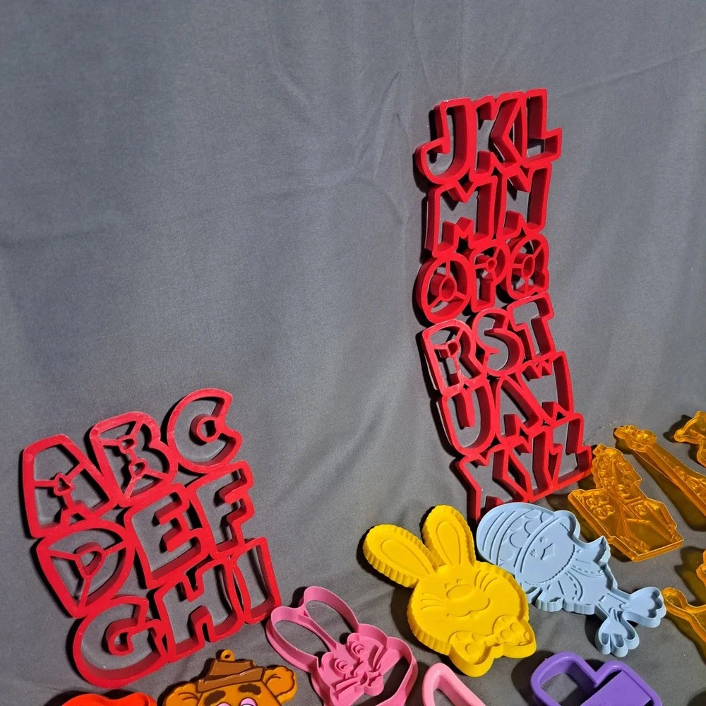 50+‎ Plastic Cookie Cutter Lot Christmas Easter Muppets Peanuts Scooby Hogwarts